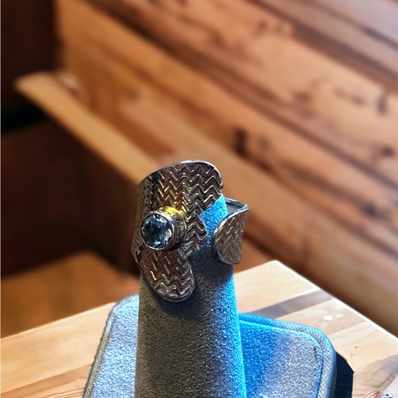 Solid Sterling Silver & Blue Topaz Ring - Picture 3 of 11